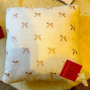 Set of two pink bow pillows